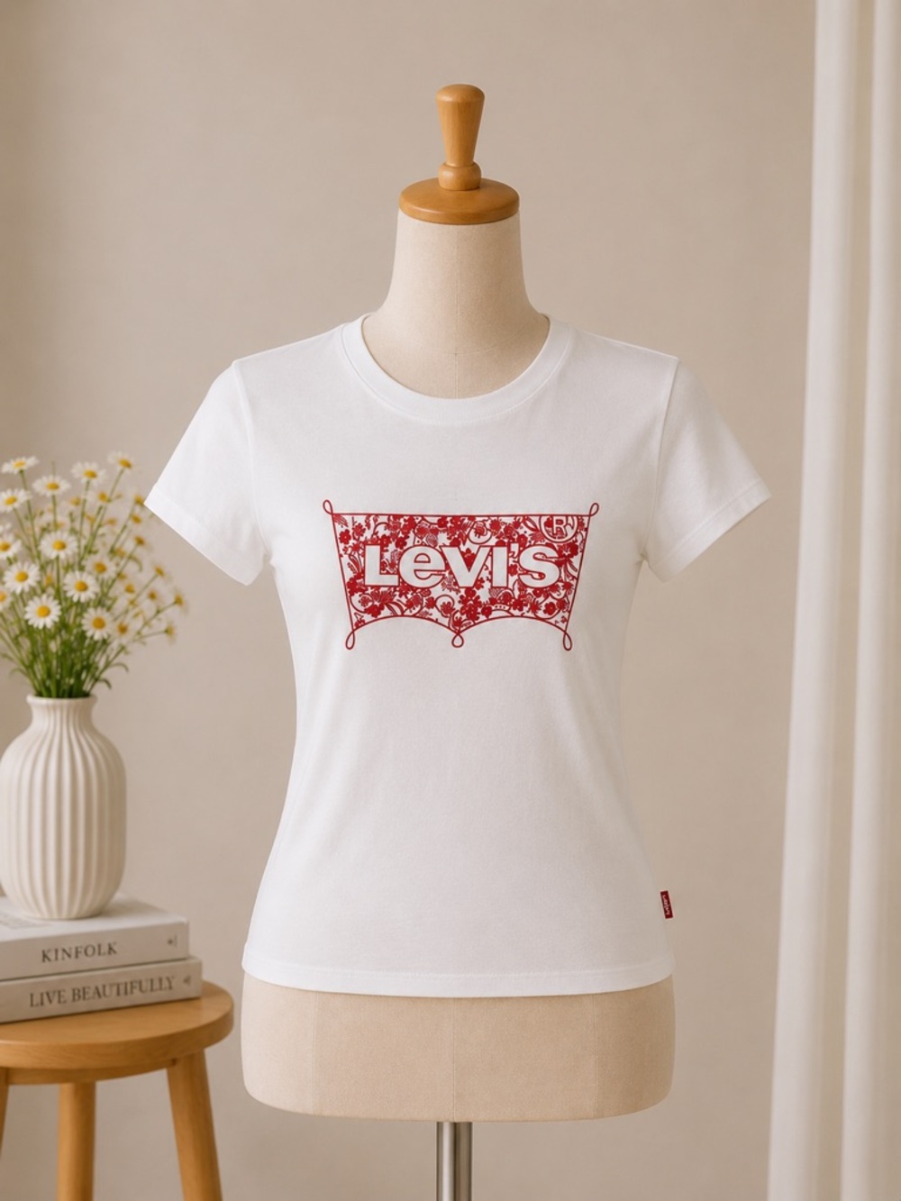 Levi's White Short Sleeve Graphic Tee with Red Logo Size XS